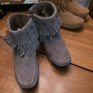 Minnetonka Gray Fringed Boots (8)